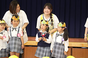 4月生まれのお誕生会　「新聞の中身はだぁれだ」　年中組