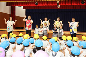4月生まれのお誕生会　「新聞の中身はだぁれだ」　年中組