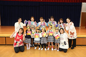 4月生まれのお誕生会　「新聞の中身はだぁれだ」　年中組