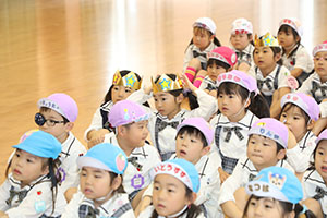 4月生まれのお誕生会　「新聞の中身はだぁれだ」　年中組