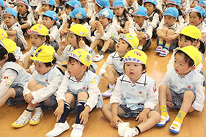 4月生まれのお誕生会　「新聞の中身はだぁれだ」　年中組