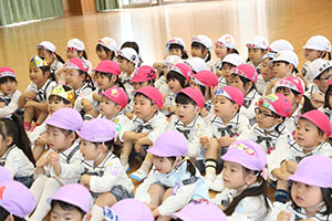 4月生まれのお誕生会　「新聞の中身はだぁれだ」　年中組