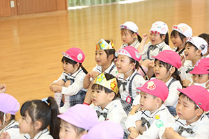 4月生まれのお誕生会　「新聞の中身はだぁれだ」　年中組