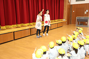 4月生まれのお誕生会　「新聞の中身はだぁれだ」　年中組