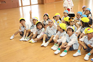 4月生まれのお誕生会　「新聞の中身はだぁれだ」　年中組