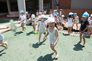 ジャブジャブ池で水遊び！　たんぽぽ・さくら
