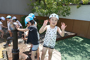 ジャブジャブ池で水遊び！　たんぽぽ・さくら