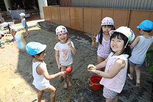 ジャブジャブ池で水遊び！　たんぽぽ・さくら