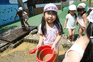 ジャブジャブ池で水遊び！　たんぽぽ・さくら