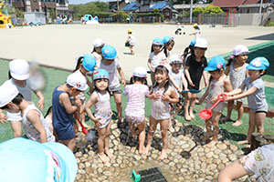 ジャブジャブ池で水遊び！　たんぽぽ・さくら