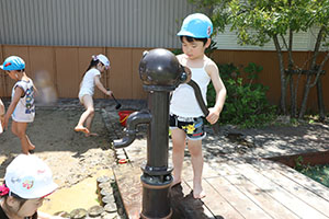 ジャブジャブ池で水遊び！　たんぽぽ・さくら