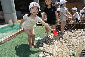 ジャブジャブ池で水遊び！　たんぽぽ・さくら