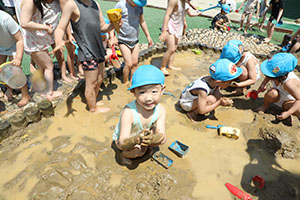 ジャブジャブ池で水遊び！　たんぽぽ・さくら