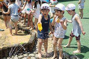 ジャブジャブ池で水遊び！　たんぽぽ・さくら