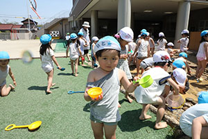 ジャブジャブ池で水遊び！　たんぽぽ・さくら