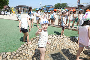 ジャブジャブ池で水遊び！　たんぽぽ・さくら