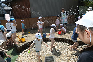 ジャブジャブ池で水遊び！　たんぽぽ・さくら