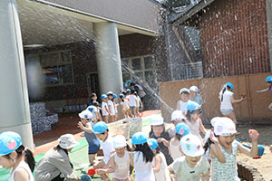 ジャブジャブ池で水遊び！　たんぽぽ・さくら