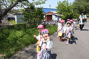 お散歩にでかけました　ばら・すみれ