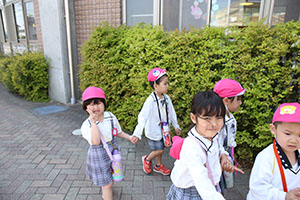 お散歩にでかけました　ばら・すみれ