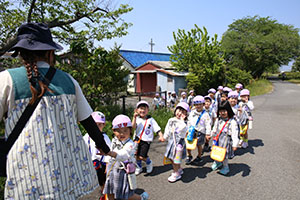 お散歩にでかけました　ばら・すみれ