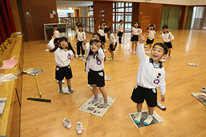 ホールで新聞紙遊び　　C