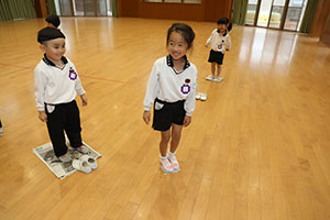 ホールで新聞紙遊び　　C