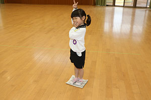 ホールで新聞紙遊び　　C