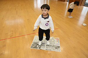 ホールで新聞紙遊び　　C
