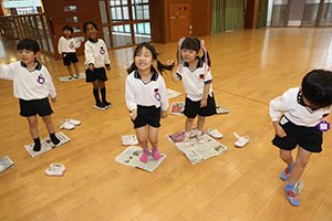 ホールで新聞紙遊び　　C
