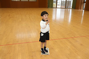 ホールで新聞紙遊び　　C