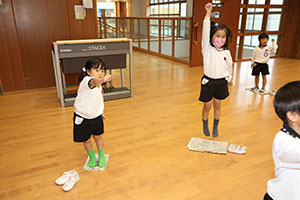 ホールで新聞紙遊び　　C