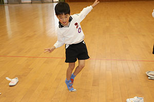 ホールで新聞紙遊び　　C