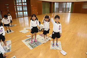 ホールで新聞紙遊び　　C