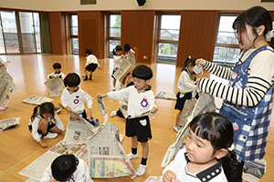 ホールで新聞紙遊び　　C