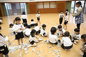 ホールで新聞紙遊び　　C