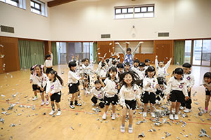 ホールで新聞紙遊び　　C