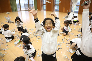 ホールで新聞紙遊び　　C