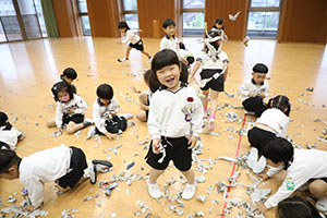 ホールで新聞紙遊び　　C