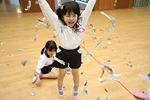 ホールで新聞紙遊び　　C