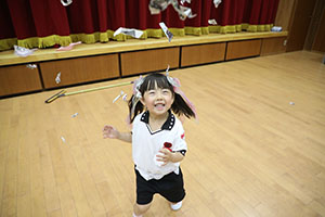 ホールで新聞紙遊び　　C