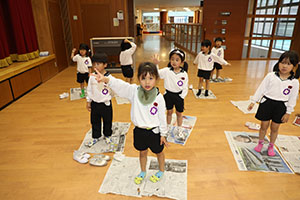 ホールで新聞紙遊び　　C