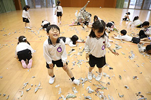 ホールで新聞紙遊び　　C