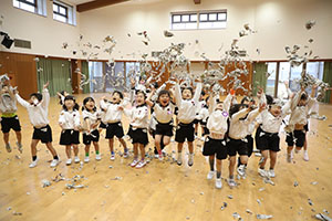 ホールで新聞紙遊び　　C