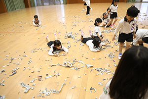ホールで新聞紙遊び　　C