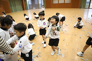 ホールで新聞紙遊び　　C