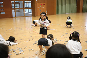ホールで新聞紙遊び　　C