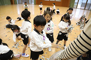 ホールで新聞紙遊び　　C