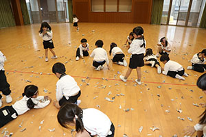 ホールで新聞紙遊び　　C