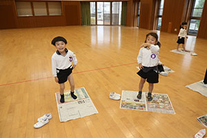 ホールで新聞紙遊び　　C